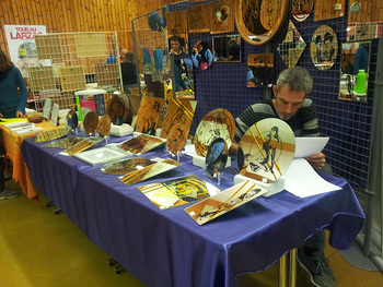 2015-09-27 Le marché bio d'Allègre : Un artiste local avec ses créations sur miroirs
