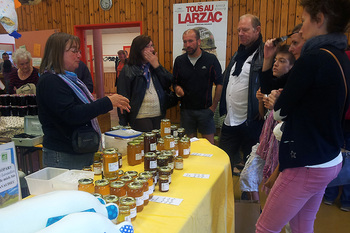 2015-09-27 Le marché bio d'Allègre : la marchande de miel (bio évidemment)