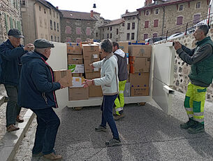 2022 03 09 solidarité Ukraine : récupération des cartons au Carrefour des créations