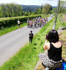 2023 05 29 course cycliste : Le peloton des cadets dans la montée de la côte de Salette 
