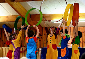 2023 12 04 Marché de Noël : démonstration de l'école du cirque Faranuka