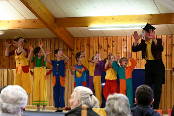 2023 12 04 Marché de Noël : l'école du cirque Faranuka en plein spectacle