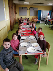 2023 12 24 Repas de Noël à l'école Jean Macé :