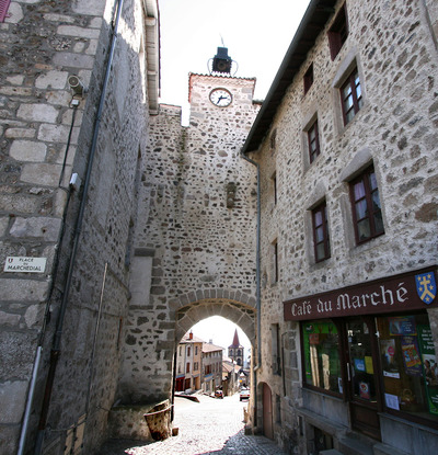 Le portail de Monsieur (vu de la Place du Marchédial)