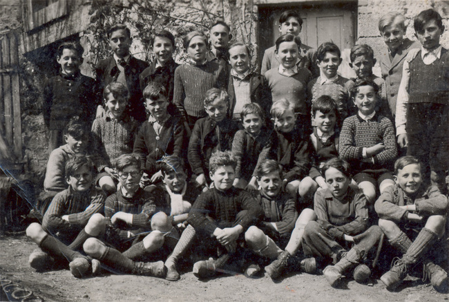 106-1945 Un groupe de jeunes
