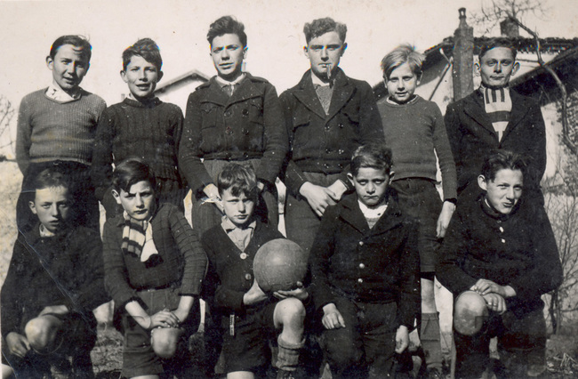 112-1945- Un groupe de jeunes vers 1945