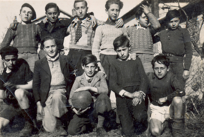 125 - aux environs de 1945 des jeunes footballeurs