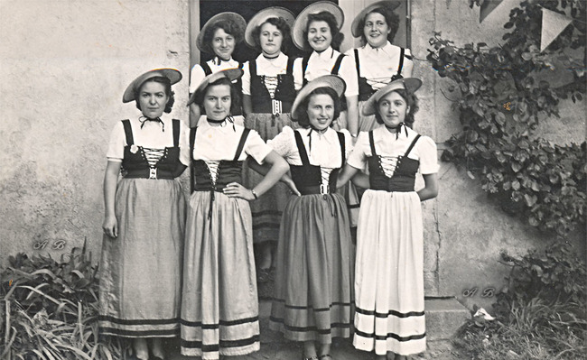 86-1945 groupe folklorique